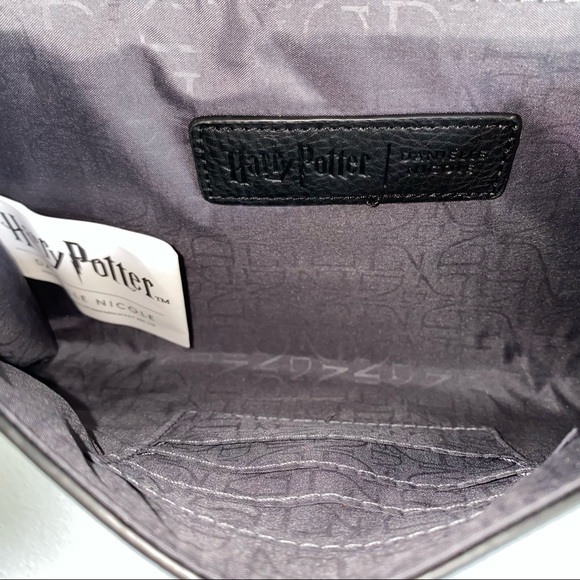 Harry Potter - Danielle Nicole - Uniform Clutch w/ Gold Shoulder Chain - Picture 4 of 4